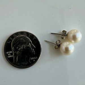 Cultured freshwater pearl earrings